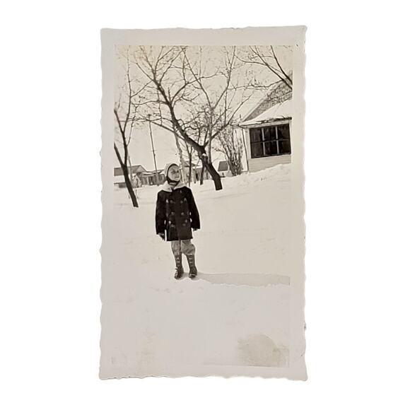 Vtg B&W Photo 1942 Found Child Posing In Snow Winter Wonderland Scene Snapshot - Picture 1 of 4